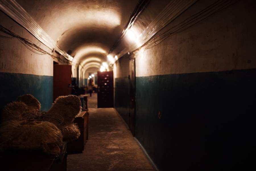 В длинных сводчатых коридорах гулким эхом отдается детский смех, а по углам покоятся оставленные игрушки и вещи - здесь не принято воровать