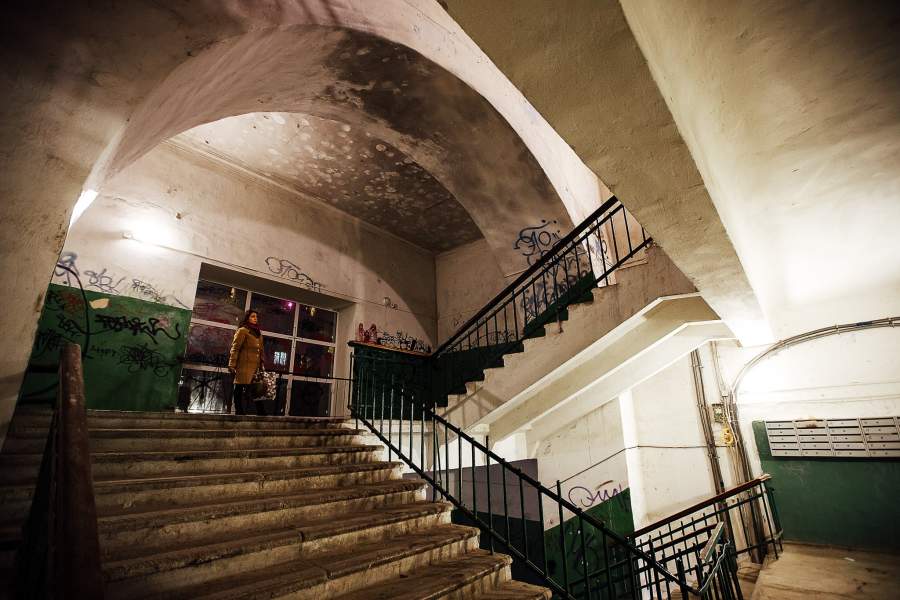 Этажи разделены на блоки, каждый со своим контингентом, каждый со своим колоритом. На третьем этаже, щеголяющем самыми загаженными стенами гостей встречают самыми широкими улыбками