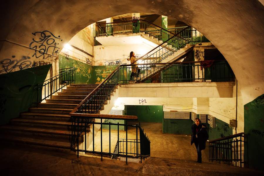 Широченное парадное помнит не одну смену «профиля». После тюрьмы здесь была советская гостиница, а в оккупацию было отдано Тайной полиции