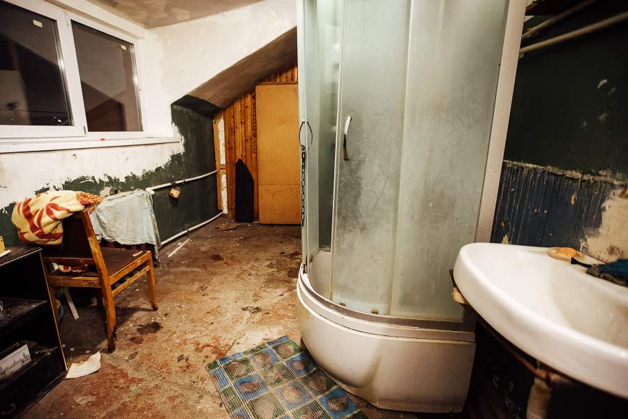 «Этот дом давно надо сносить... ничего хорошего здесь нет» - такую фразу часто можно услышать от местных. И глядя на «уютный» вид санузлов им хочется верить