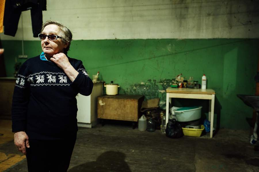 Неоспоримый плюс дома-тюрьмы - выгодное расположение, о чем любят упоминать настроенные оптимистично жильцы. Отсюда рукой подать до вокзала, а через дорогу главная торговая площадь, откуда можно без пересадок уехать в любую точку города