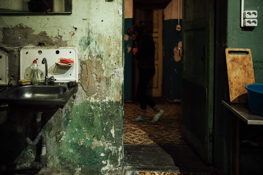 Общежитие коридорного типа не утратило гнетущей атмосферы. Не хватает только надзирателей