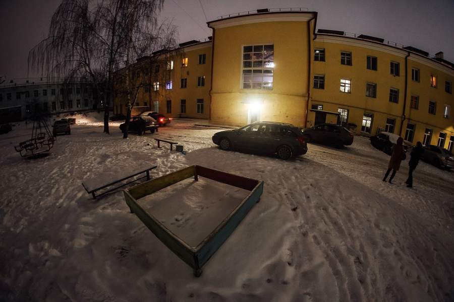 исторических фотографий этого дома не сохранилось, разве что пара кадров времен оккупации, когда он был практически полностью разрушен. Город словно стыдится тюрьмы, в которой вынуждены жить люди