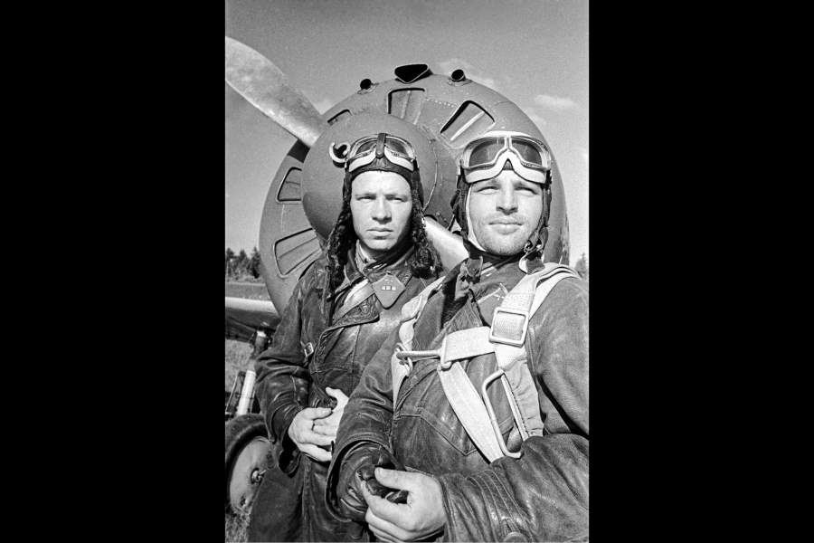 Летчики 161-го ИАП 43-й ИАД Западного фронта у истребителя И-16, 1941 год