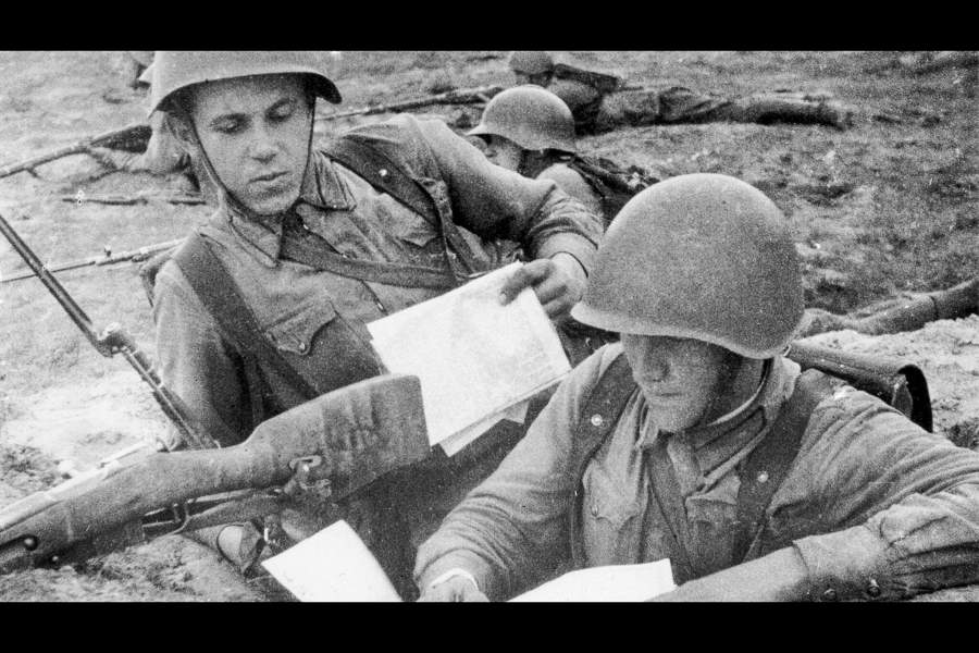 Солдаты читают письма, 1942 год
