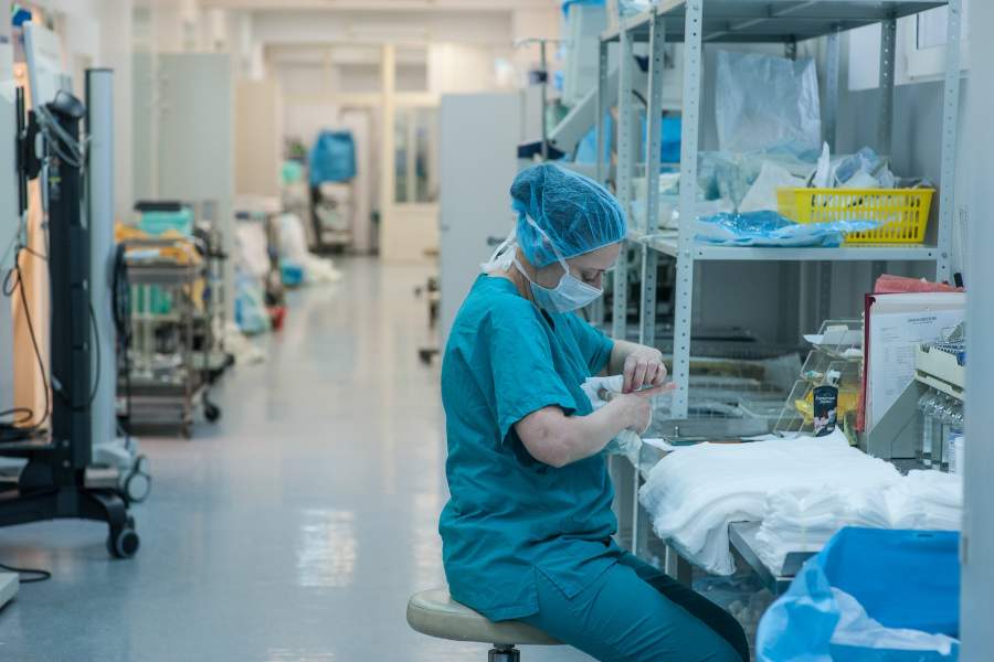 Операционная сестра Светлана готовит перед операцией перевязочный материал 