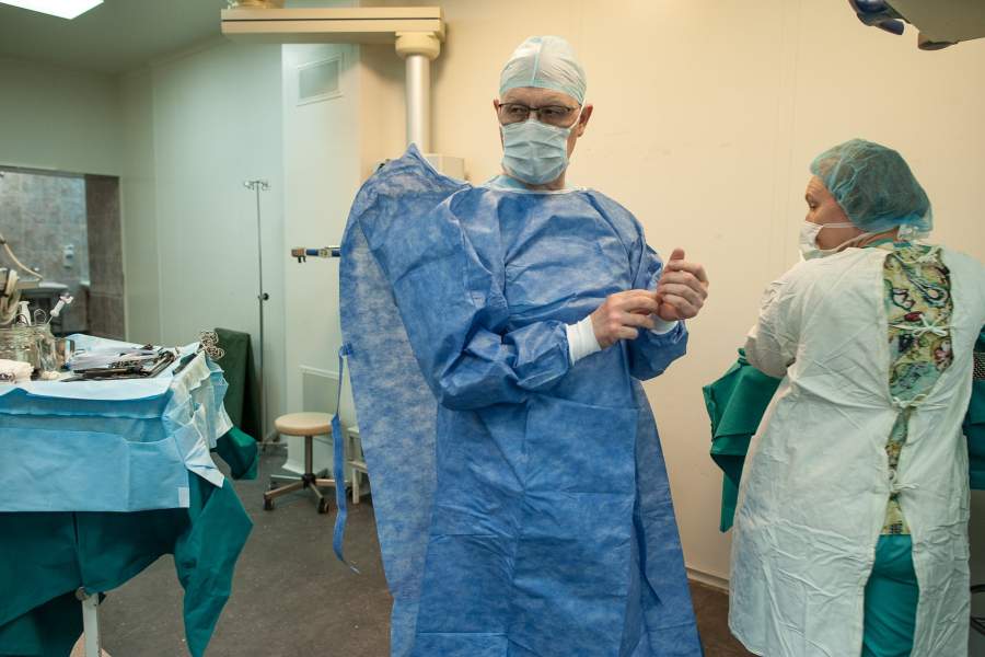 Профессор Алексей Шестаков и операционная сестра Надежда Николаевна – в одной хирургической бригаде почти 30 лет