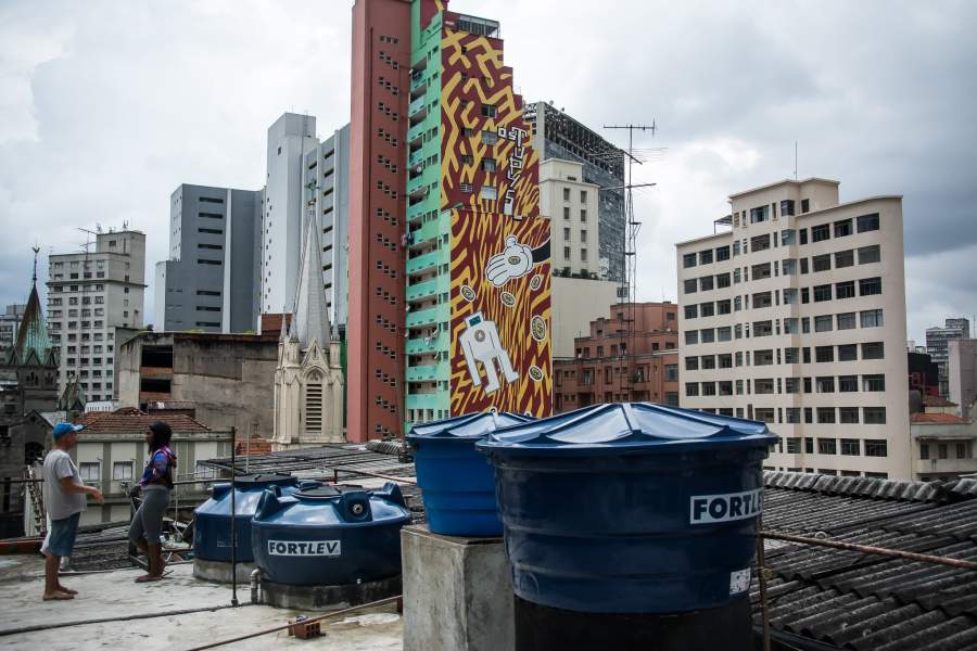 Из сквота есть выход на крышу, где жильцы сделали себе что-то вроде террасы