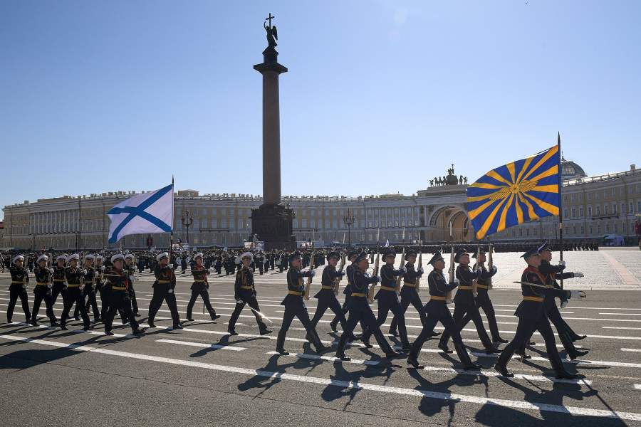 Военнослужащие парадных расчетов на военном параде в честь 76-й годовщины Победы в Великой Отечественной войне в Санкт-Петербурге.
