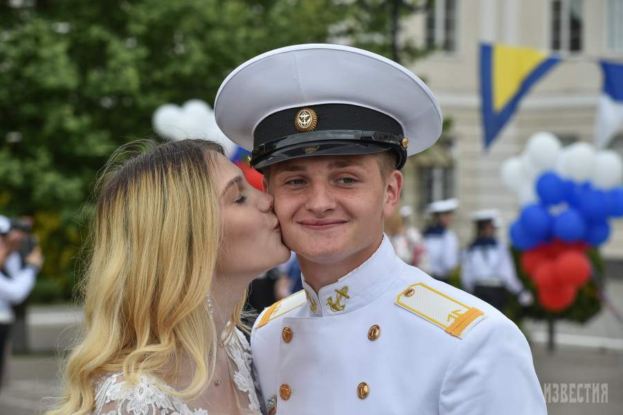 выпускники