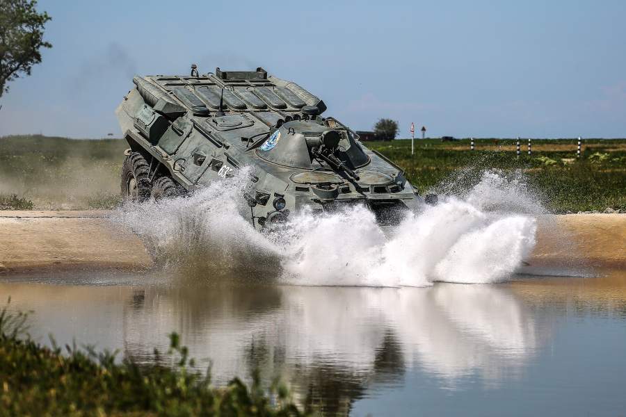 Бронетранспортер БТР-80 преодолевает препятствия вброд 