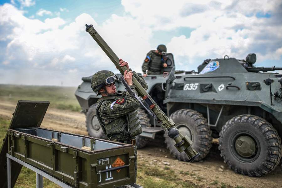 Стрелки-зенитчики во время второго этапа Всеармейского конкурса по полевой выучке среди подразделений противовоздушной обороны