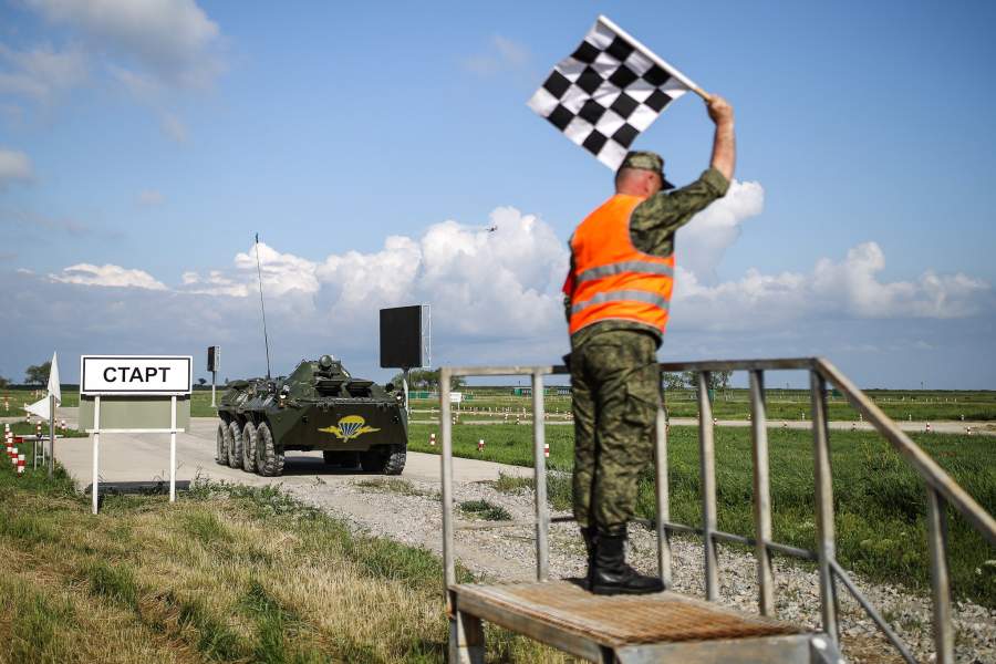 Стрелки-зенитчики во время второго этапа Всеармейского конкурса по полевой выучке среди подразделений противовоздушной обороны