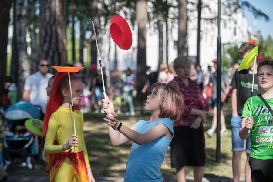 Город Заречный Свердловской области Артисты цирковой студии проводят мастер-классы для зрителей