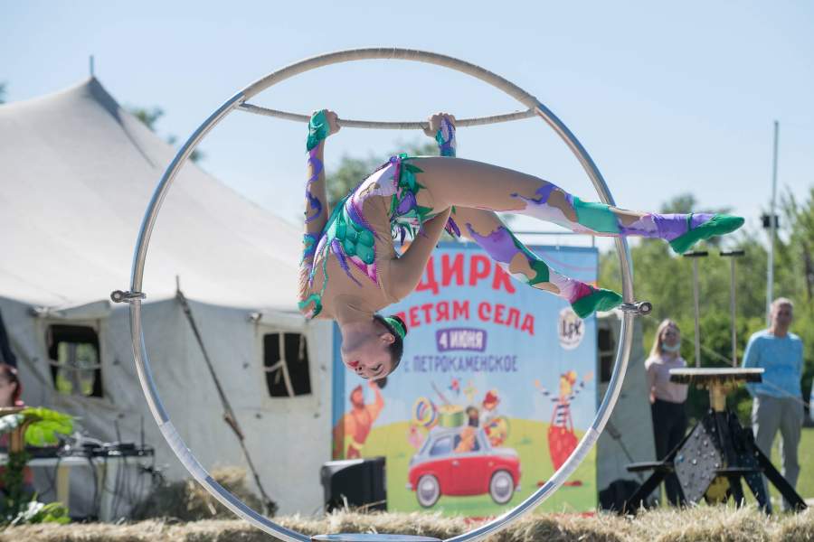 Гимнастка в кольце Алина Дюляева