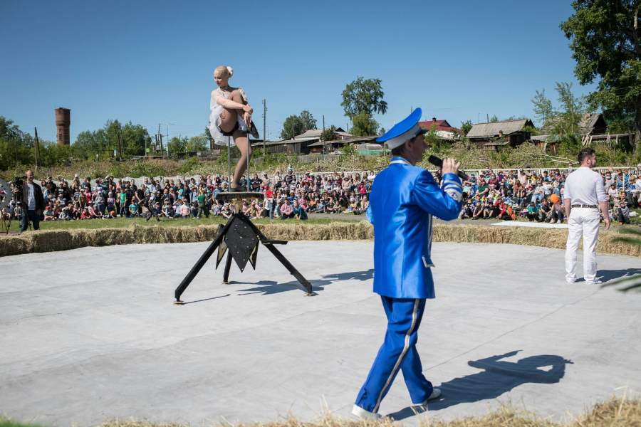 Цирк Нижнего Тагила в селе Петрокаменское Свердловской области Выступление эквилибристов ,Любовь и Александр Бульские
