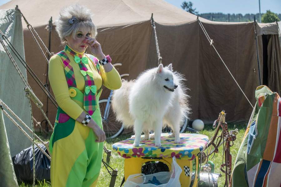 Цирк Нижнего Тагила в селе Петрокаменское Свердловской области Перед выступлением. Ирина Сосина, номер дрессированные собаки Юрия Сосина