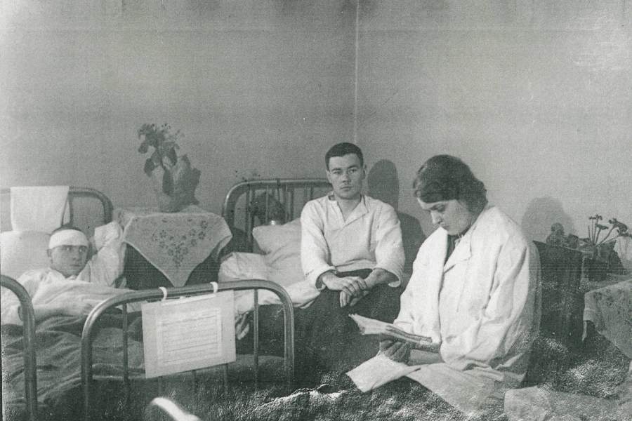 Подшефный госпиталь N 5005. Сотрудница читает вслух. 1942-1943 годы