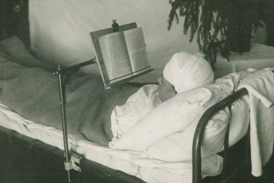 Подставка для книг разработана в библиотеке специально для подшефного госпиталя N 5005