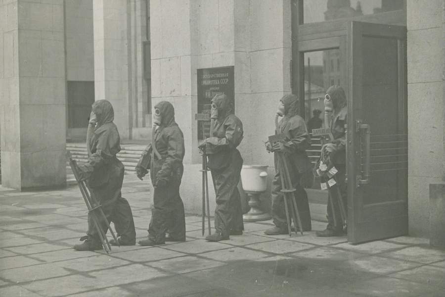 Звено химзащиты МПВО возле ГБЛ. 1941 год