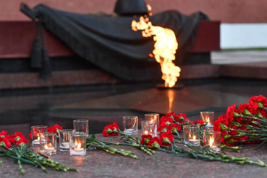 Свечи и цветы у Вечного огня во время проведения акции «Вахта памяти. Вечный огонь» в Александровском саду в Москве.