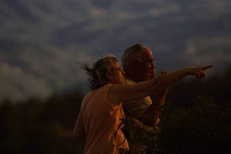 Жители наблюдают лесной пожар на Кипре