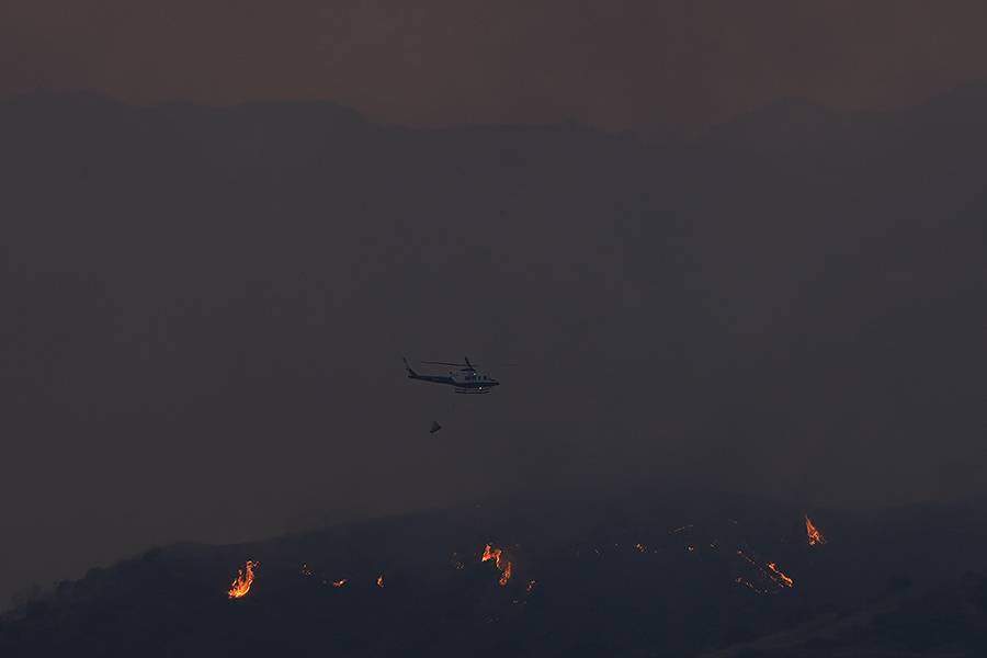 По меньшей мере четыре человека погибли в результате лесного пожара, охватившего горные районы Кипра