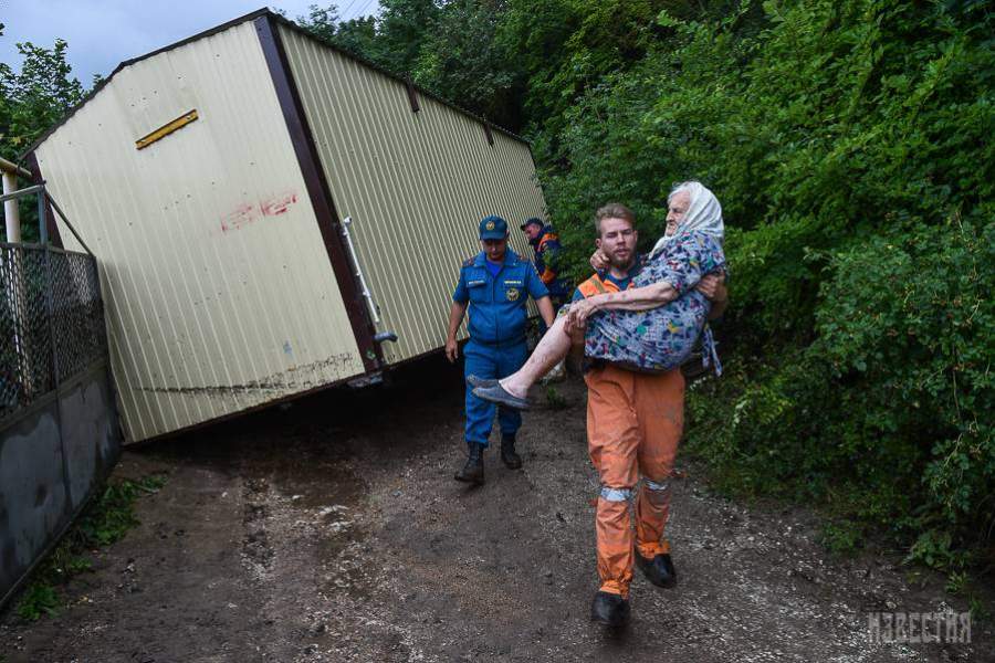 жительница на руках у спасателей