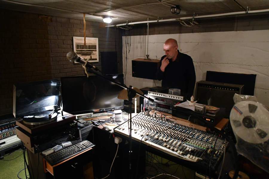 2017, Рок-музыкант и актер Петр Мамонов в собственной студии звукозаписи в своем частном доме в Подмосковье