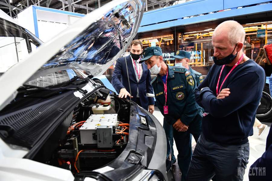 Посетители Международной промышленной выставки «Иннопром-2021» в Екатеринбурге осматривают электромобиль GAZelle e-NN производства Горьковского автомобильного завода