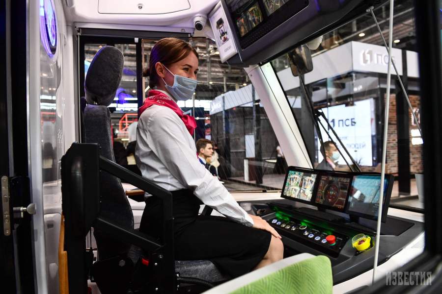 Девушка фотографируется в кресле водителя трамвая «Корсар» на стенде компании «ПК Транспортные системы» на Международной промышленной выставке «Иннопром-2021» в Екатеринбурге