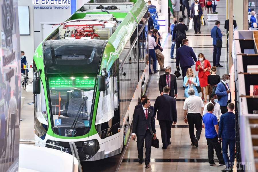 Трамвай «Корсар» на стенде компании «ПК Транспортные системы» на Международной промышленной выставке «Иннопром-2021» в Екатеринбурге