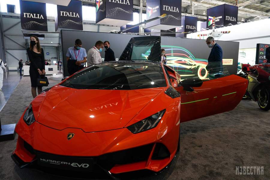 Автомобиль Lamborghini Huracan Evo в павильоне Италии
