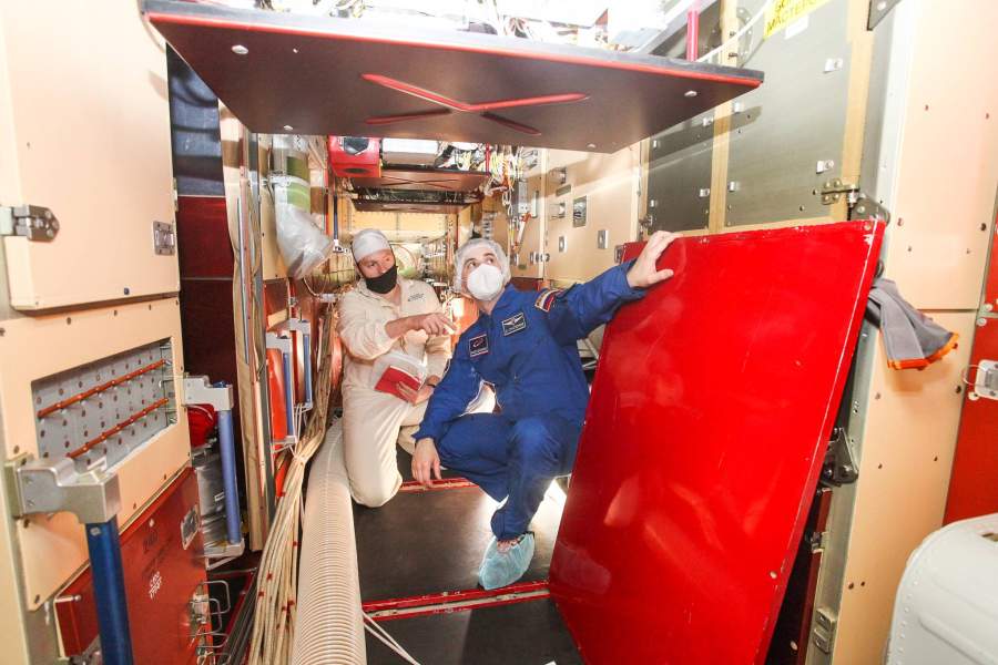 На Байконуре космонавтов ознакомили с устройством модуля 