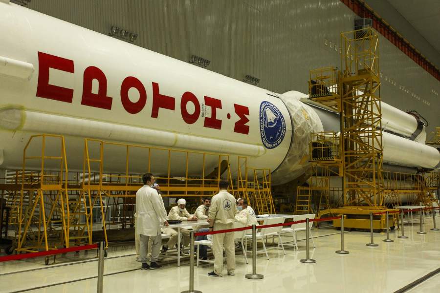 На Байконуре проходит сборка ракеты космического назначения «Протон-М»