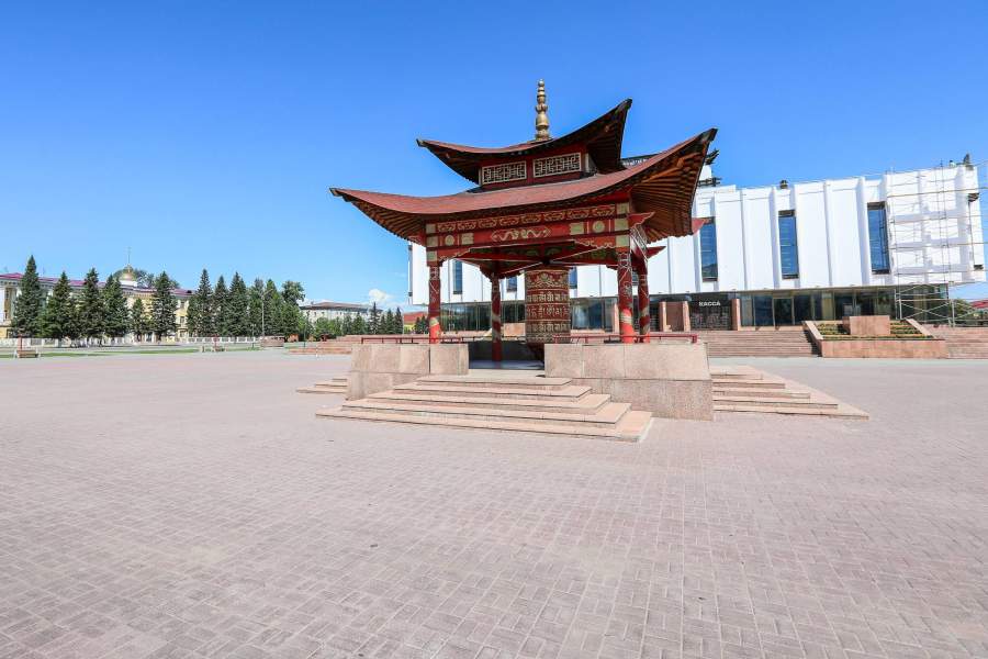 Безлюдная площадь у большого буддийского молельного барабана