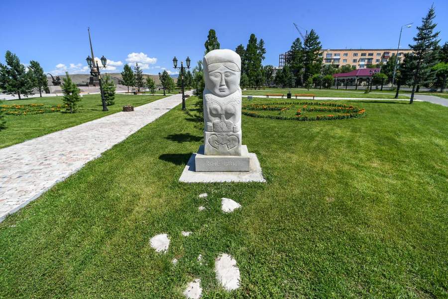 Безлюдный парк «Центр Азии» на набережной Енисея в Кызыле