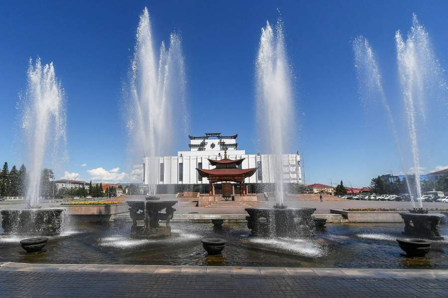 Безлюдная площадь возле Дома правительства в Кызыле