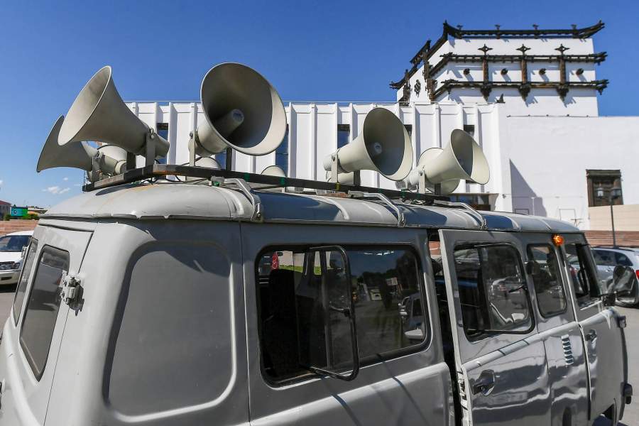 Автомобиль с громкоговорителями оповещает граждан о мерах профилактики и ответственного поведения во время действия локдауна в Кызыле