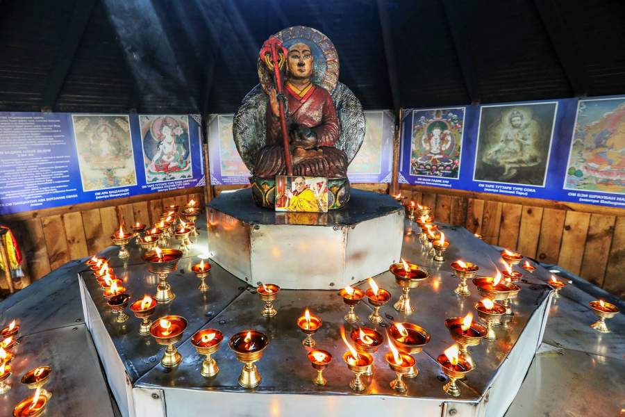 Горящие лампады в буддийском храме в Кызыле