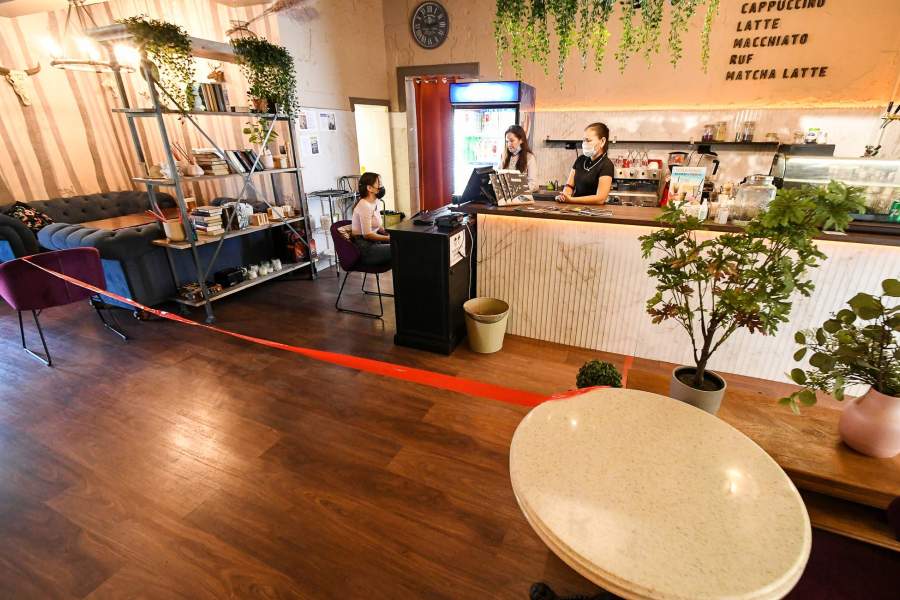 Сотрудники в зале кафе, работающего только навынос, в Кызыле