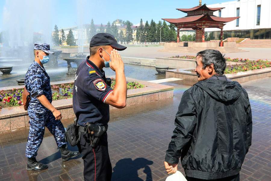 Полицейский представляется гражданину