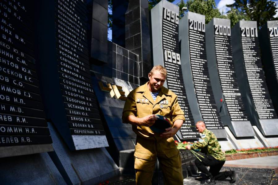 Возложение цветов к мемориалу воинам-интернационалистам "Черный тюльпан" на праздновании Дня Воздушно-десантных войск на площади Советской Армии в Екатеринбурге.