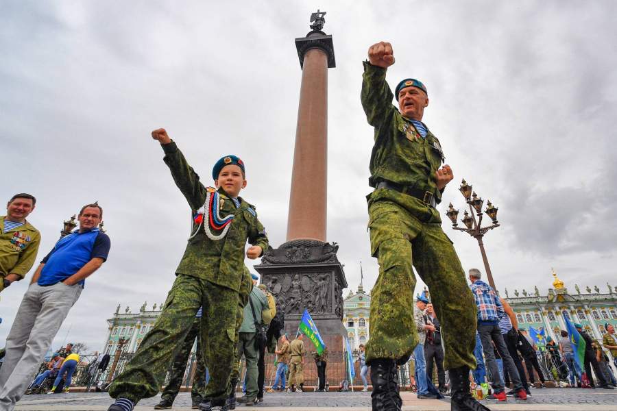 Празднование Дня Воздушно-десантных войск на Дворцовой площади в Санкт-Петербурге.