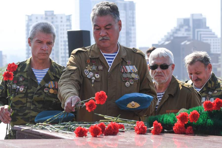 Ветераны-десантники на торжественной церемонии возложения цветов и венков к мемориалу воинам-интернационалистам в День Воздушно-десантных войск России на Поклонной горе в Красноярске.