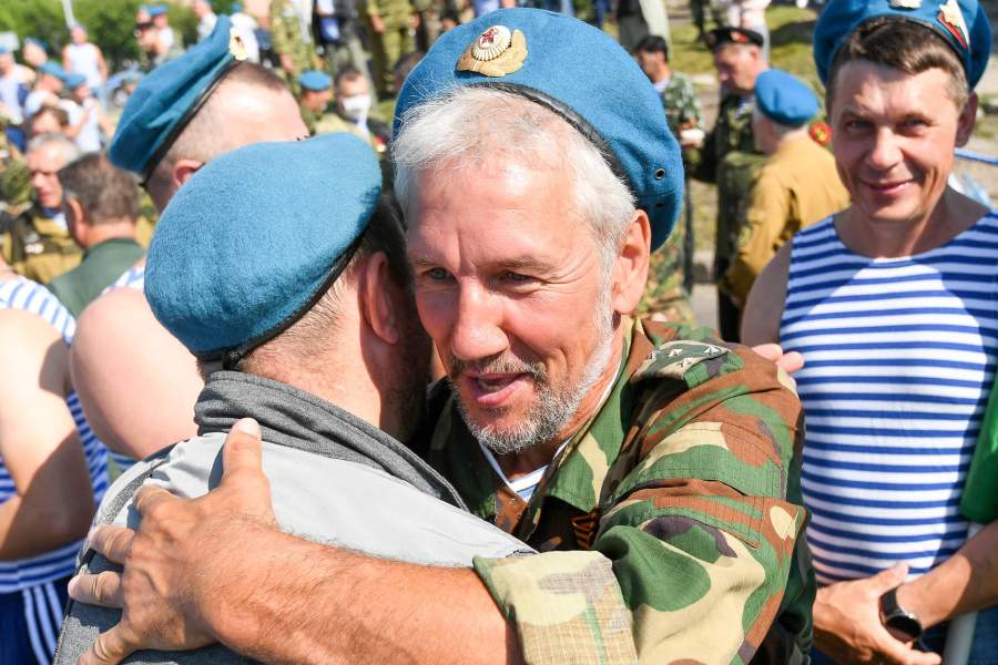 Ветераны-десантники на праздновании Дня Воздушно-десантных войск на Поклонной горе в Красноярске.