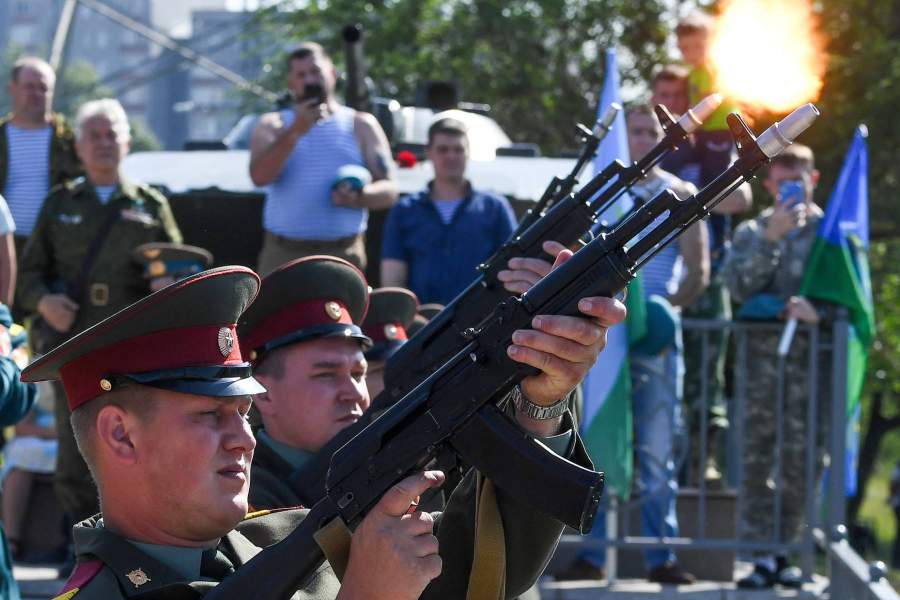 Оружейный залп во время минуты молчания на торжественной церемонии возложения цветов и венков к мемориалу воинам-интернационалистам в День Воздушно-десантных войск России на Поклонной горе в Красноярске.