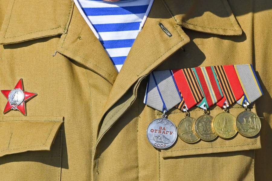 Награды на груди ветерана-десантника на торжественной церемонии возложения цветов и венков к мемориалу воинам-интернационалистам в День Воздушно-десантных войск России на Поклонной горе в Красноярске.