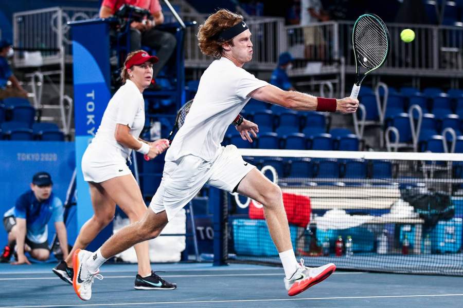 Олимпиада. 1 августа 2021 года. Япония. Токио.. Теннис. Финал. Микст.  Олимпийские чемпионы Анастасия Павлюченкова и Андрей Рублев.