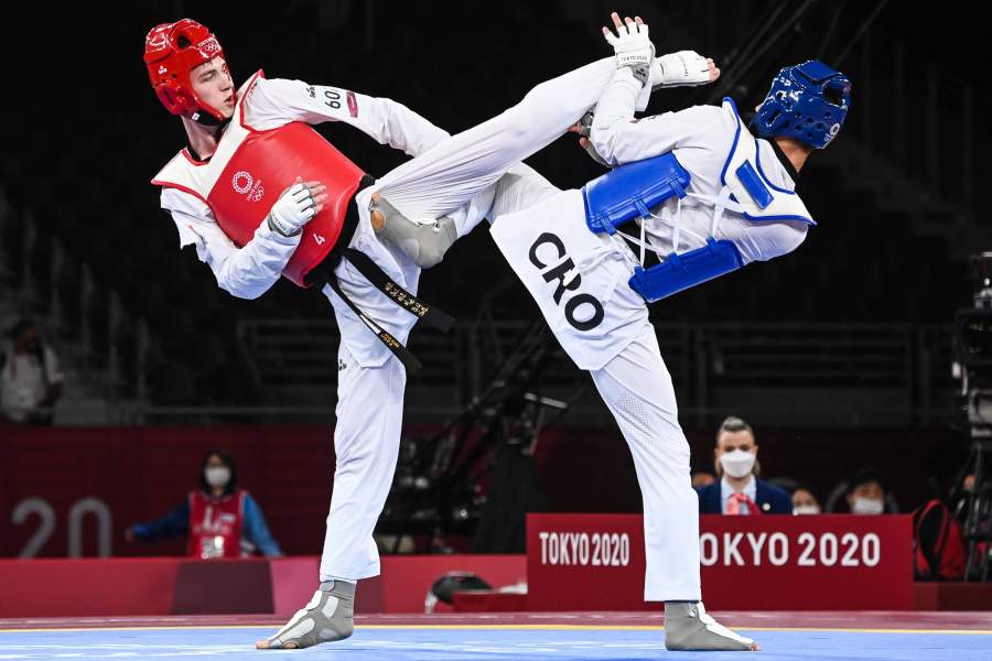  Слева направо: ОКР Максим Храмцов и Тони Канает (Хорватия) в 1/4 финала соревнований по тхэквондо в весовой категории до 80 кг среди мужчин на XXXII летних Олимпийских играх. 